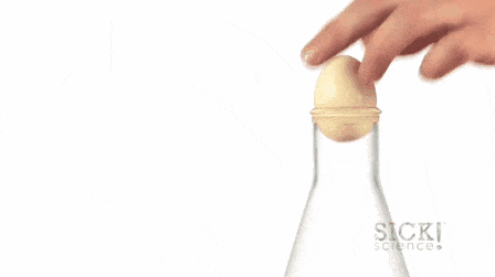 Strecoară oul prin dopul unei sticle de plastic